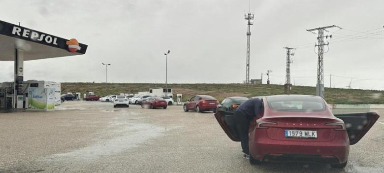 Vremea rece și traficul de Paște au arătat fragilitatea visului vehiculelor electrice: cozi uriașe la stațiile de încărcare în Spania