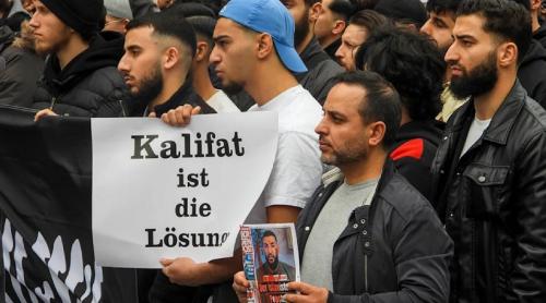 „Califatul este soluția” – Mii de islamiști au ieșit în stradă în Hamburg